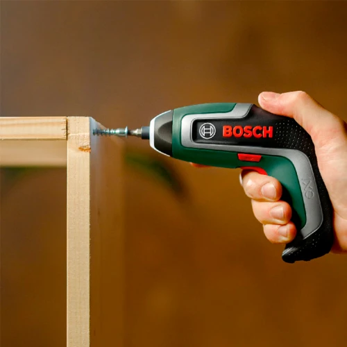 Аккумуляторная отвертка с гибким удлинителем и набором бит Bosch IXO 7 Flexi Set (06039E000A)