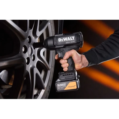 Набір із трьох акумуляторних безщіткових інструментів McLaren F1 TEAM SPECIAL EDITION DeWALT DCK3222MP2T (АКБ і ЗП) (DCK3222MP2T)