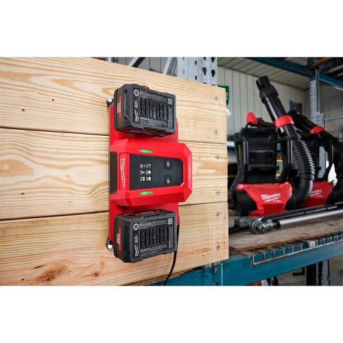 Зарядное устройство на два порта Milwaukee M18 DBSC Dual SUPER CHARGER (4932498557)