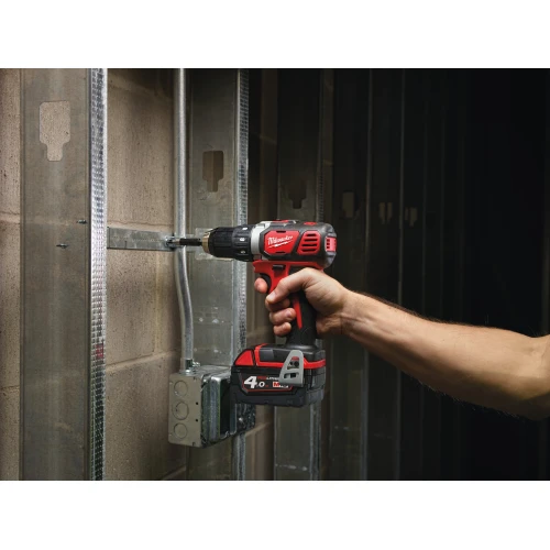 Дриль-шурупокрут акумуляторний Milwaukee M18 BDD-402CA 60 Нм (АКБ / ЗП / набір біт) (4933464942)