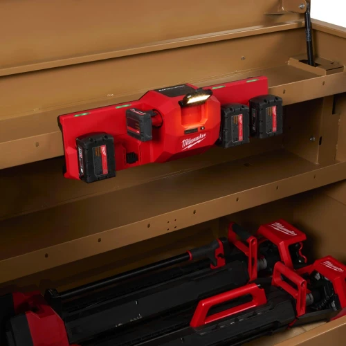 Зарядное устройство с фонариком на 6 аккумуляторов Milwaukee M12-18 GBC4 4хМ18/2хМ12 (4933493863)