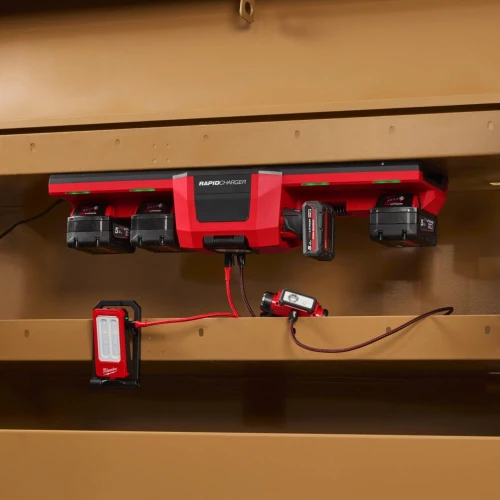Зарядное устройство с фонариком на 6 аккумуляторов Milwaukee M12-18 GBC4 4хМ18/2хМ12 (4933493863)