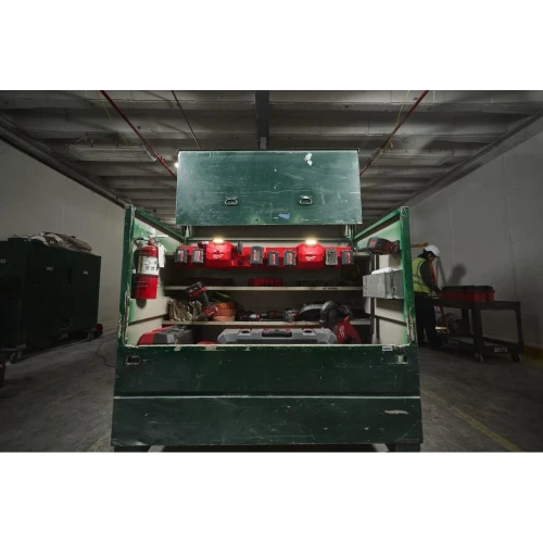 Зарядное устройство с фонариком на 6 аккумуляторов Milwaukee M12-18 GBC4 4хМ18/2хМ12 (4933493863)