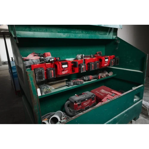 Зарядное устройство с фонариком на 6 аккумуляторов Milwaukee M12-18 GBC4 4хМ18/2хМ12 (4933493863)