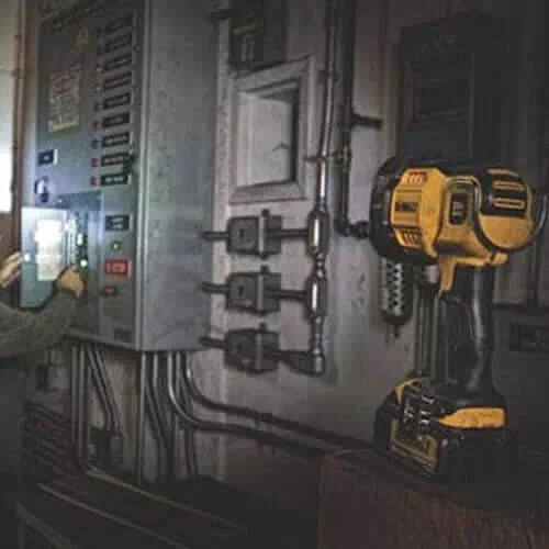 Фонарь светодиодный аккумуляторный DeWALT DCL043 (DCL043)