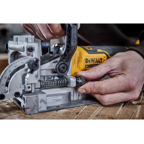 Фрезер аккумуляторный бесщёточный DeWALT DCW682NT (DCW682NT)